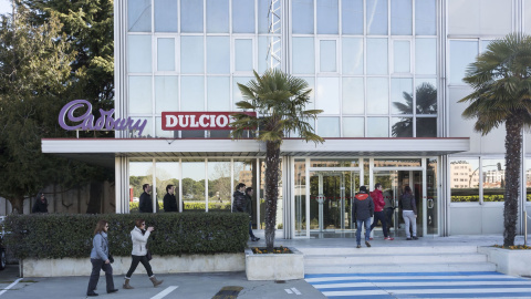 Los trabajadores de Dulciora a las puertas de la empresa, momentos antes de mantener una asamblea con el Comité de Empresa para analizar el anuncio de cierre de su factoría antes de que termine 2017. EFE/R. García