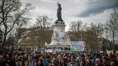 Jóvenes franceses se reúnen en asamblea en la Plaza de la República de París con la reforma laboral anunciada por el Gobierno galo.- EFE/EPA/CHRISTOPHE PETIT TESSON