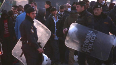 Policías antidisturbios vigilan la deportación de refugiados de Lesbos a Turquía.- EPA/EFE Policías antidisturbios vigilan la deportación de refugiados de Lesbos a Turquía.- EPA/EFE