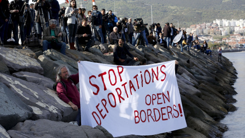Activistas en Dikili muestran una pancarta reclamando la apertura de las fronteras y la paralización de las deportaciones. REUTERS/Murad Sezer Activistas en Dikili muestran una pancarta reclamando la apertura de las fronteras y la paralización de las deportaciones. REUTERS/Murad Sezer