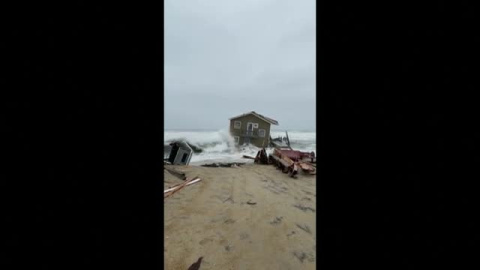 El mar se traga una casa construida sobre la arena en una isla en Carolina del Norte El mar se traga una casa construida sobre la arena en una isla en Carolina del Norte