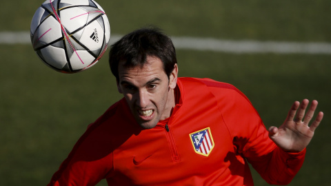 Diego Godín en un entrenamiento de Champions. /REUTERS Diego Godín en un entrenamiento de Champions. /REUTERS