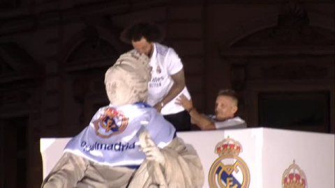 Marcelo levanta la decimocuarta copa de Europa ante la diosa Cibeles Marcelo levanta la decimocuarta copa de Europa ante la diosa Cibeles