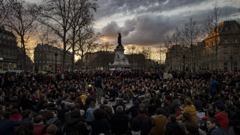 Vista general de los asistentes a un plantón del movimiento 'La Nuit Debout' (La Noche Arriba), en su cuarta noche consecutiva en París, Francia, para protestar contra la propuesta de reforma laboral, dirigida por la ministro francés del Tr Vista general de los asistentes a un plantón del movimiento 'La Nuit Debout' (La Noche Arriba), en su cuarta noche consecutiva en París, Francia, para protestar contra la propuesta de reforma laboral, dirigida por la ministro francés del Tr
