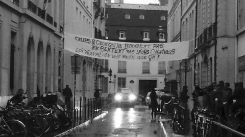 Un cartel contra la reforma laboral colocado en una calle de París por los estudiantes. TWITTER Un cartel contra la reforma laboral colocado en una calle de París por los estudiantes. TWITTER