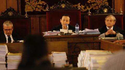 La juez Pilar de la Oliva, presidenta del tribunal del juicio por los contratos de la Generalitat con la trama Gürtel por su expositor en la feria de turismo Fitur de Madrid. EFE/Juan Carlos Cárdenas La juez Pilar de la Oliva, presidenta del tribunal del juicio por los contratos de la Generalitat con la trama Gürtel por su expositor en la feria de turismo Fitur de Madrid. EFE/Juan Carlos Cárdenas