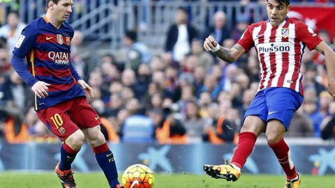 Messi contra Augusto en el último encuentro entre el Barça y el Atlético. Messi contra Augusto en el último encuentro entre el Barça y el Atlético.