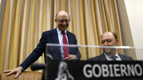 El ministro de Hacienda, Cristçóbal Montoro, poco antes de una intervención en el Congreso. / JAVIER LIZÓN (EFE) El ministro de Hacienda, Cristçóbal Montoro, poco antes de una intervención en el Congreso. / JAVIER LIZÓN (EFE)