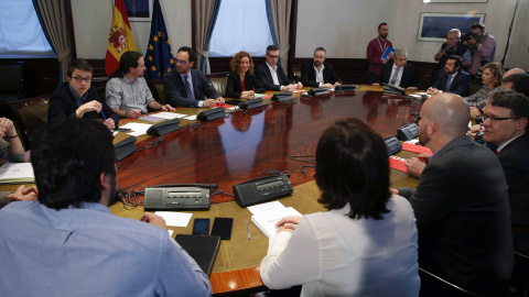 Vista general de la reunión de los equipos negociadores del PSOE,Podemos y Ciudadanos, celebrada esta tarde en el edificio del Congreso para explorar la posibilidad de negociar un acuerdo de gobierno. EFE/Paco Campos Vista general de la reunión de los equipos negociadores del PSOE,Podemos y Ciudadanos, celebrada esta tarde en el edificio del Congreso para explorar la posibilidad de negociar un acuerdo de gobierno. EFE/Paco Campos