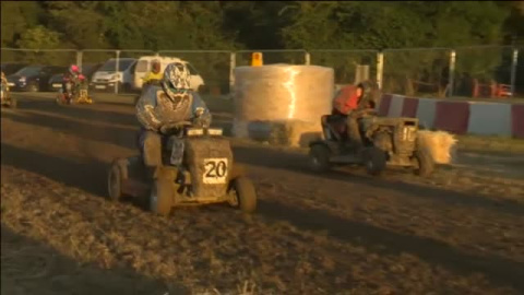 Divertida carrera de máquinas cortacésped en Inglaterra Divertida carrera de máquinas cortacésped en Inglaterra