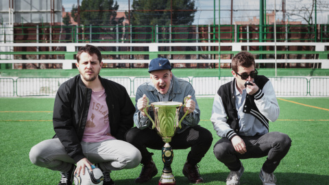 Novedades Carminha es un trío compostelano formado por Xavi, Carlos y Jarri, autores de 'Campeones del mundo' (Ernie Records).