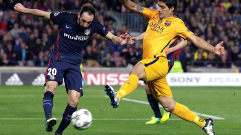 Luis Suárez, a punto de golpear a Juanfran. /EFE