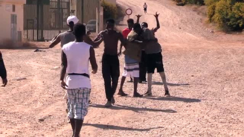 Decenas de inmigrantes entran en Melilla tras un salto masivo a la valla Decenas de inmigrantes entran en Melilla tras un salto masivo a la valla