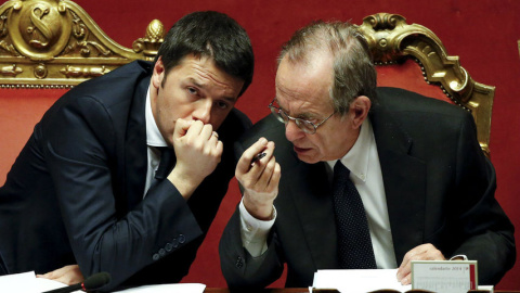 El primer ministro italiano, Matteo Renzi, con su ministro de Economía,  Pier Carlo Padoan, en el Parlamento. REUTERS