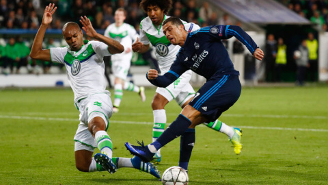 Cristiano intenta un remate durante el partido. Reuters / Kai Pfaffenbach