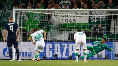 Ricardo Rodríguez marca el primer gol para el Wolfsburgo ante el Madrid. Reuters / Kai Pfaffenbach