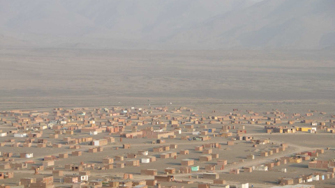 Un nuevo pueblo joven en el desierto al norte de Lima, Perú. Foto: Maurice Chédel. Un 'pueblo joven' en el desierto al norte de Lima, Perú. Foto: Maurice Chédel.