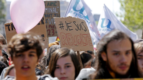 Miles de personas protestas en Francia este sábado. REUTERS/Jean-Paul Pelissier Miles de personas protestas en Francia este sábado. REUTERS/Jean-Paul Pelissier