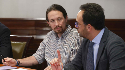 El líder de Podemos, Pablo Iglesias (i), y el portavoz socialista Antonio Hernando (d), durante la reunión que PSOE, Podemos y Ciudadanos mantienen hoy en el Congreso de los Diputados para explorar la posibilidad de negociar un acuerdo de g El líder de Podemos, Pablo Iglesias (i), y el portavoz socialista Antonio Hernando (d), durante la reunión que PSOE, Podemos y Ciudadanos mantienen hoy en el Congreso de los Diputados para explorar la posibilidad de negociar un acuerdo de g