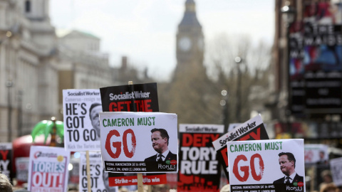Miles de británicos se manifiestan pidiendo la dimisión del primer ministro David Cameron, después de su implicación en los 'papeles de Panamá'. REUTERS/Neil Hall Miles de británicos se manifiestan pidiendo la dimisión del primer ministro David Cameron, después de su implicación en los 'papeles de Panamá'. REUTERS/Neil Hall
