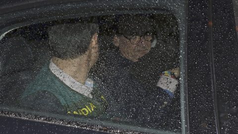 El expresidente de Banesto, Mario Conde, abandona su domicilio detenido por la guardia civil, tras estar presente en los registros realizados por miembros de la UCO, a lo largo de todo el lunes. EFE / J. J. Guillén. El expresidente de Banesto, Mario Conde, abandona su domicilio detenido por la guardia civil, tras estar presente en los registros realizados por miembros de la UCO, a lo largo de todo el lunes. EFE / J. J. Guillén.