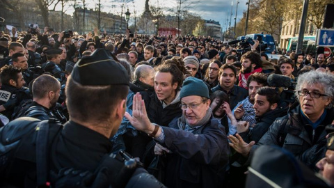 Miembros de 'Nuit Debout' participan en una asamblea general en la Plaza de la República de París. - EFE Miembros de 'Nuit Debout' participan en una asamblea general en la Plaza de la República de París. - EFE