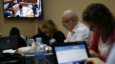 Los periodistas siguen la declaración ante el tribunal de Ester Quintana, la mujer que perdió el ojo por la actuación policial durante la huelga general del 14 de noviembre de 2012. EFE/Alejandro García Los periodistas siguen la declaración ante el tribunal de Ester Quintana, la mujer que perdió el ojo por la actuación policial durante la huelga general del 14 de noviembre de 2012. EFE/Alejandro García