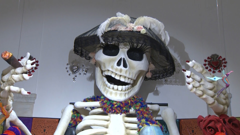 Una catrina gigante da la bienvenida en Casa de México Una catrina gigante da la bienvenida en Casa de México