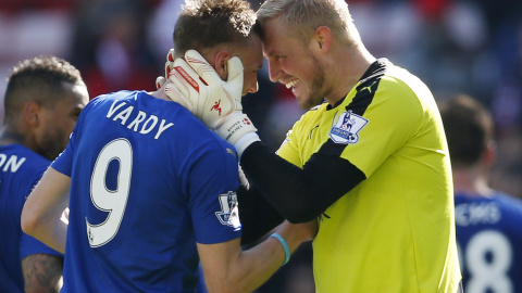 Vardy, máximo goleador del Leicester, se abraza a su compañero Kasper Schmeichel. REUTERS/Lee Smith