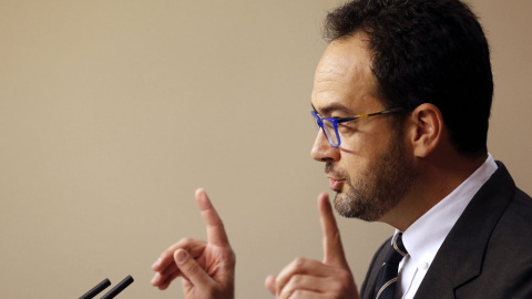 El portavoz del grupo parlamentario del PSOE, Antonio Hernando, durante la rueda de prensa ofrecida en el Congreso. EFE/Javier Lizón El portavoz del grupo parlamentario del PSOE, Antonio Hernando, durante la rueda de prensa ofrecida en el Congreso. EFE/Javier Lizón