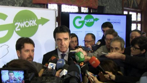 El ministro de Industria, Energía y Turismo, José Manuel Soria, hace declaraciones a los medios tras la presentación del Plan de Espacios Coworking y Empleo Joven de la Escuela de Organización Industrial (EOI) celebrada en el Cabildo de Ten El ministro de Industria, Energía y Turismo, José Manuel Soria, hace declaraciones a los medios tras la presentación del Plan de Espacios Coworking y Empleo Joven de la Escuela de Organización Industrial (EOI) celebrada en el Cabildo de Ten