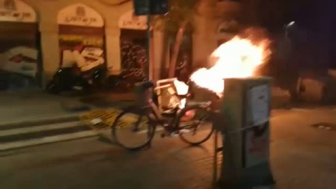 Graves altercados en una manifestación por el desalojo de un edificio 'okupa' en Barcelona Graves altercados en una manifestación por el desalojo de un edificio 'okupa' en Barcelona