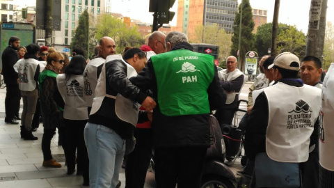 Los miembros de la PAH exigen una acción más contundente contra los desahucios. Público Los miembros de la PAH exigen una acción más contundente contra los desahucios. Público