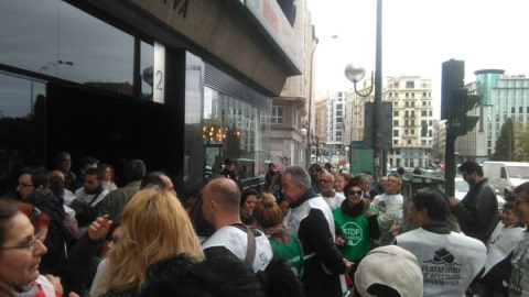 La PAH de Madrid concentrada ante la sede de Podemos para reclamar una acción más decidida contra los desahucios. PAH de Madrid. La PAH de Madrid concentrada ante la sede de Podemos para reclamar una acción más decidida contra los desahucios. PAH de Madrid.