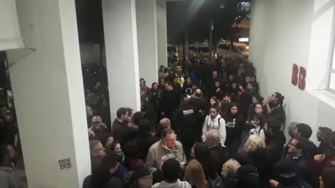 Unos 100 convocados por CDR protestan contra un mitin de Vox en Barcelona Unos 100 convocados por CDR protestan contra un mitin de Vox en Barcelona