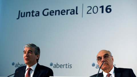 El vicepresidente y consejero delegado de Abertis, Francisco Reynes, con el presidente Salvador Alemany, en la junta de accionistas. REUTERS/Albert Gea