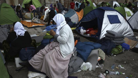 Refugiados sirios e iraquíes esperan para ser trasladados a las nuevas instalaciones de acogida en el puerto de Skaramangas, (Ática occidental), desde el puerto del Pireo (Grecia). - EFE Refugiados sirios e iraquíes esperan para ser trasladados a las nuevas instalaciones de acogida en el puerto de Skaramangas, (Ática occidental), desde el puerto del Pireo (Grecia). - EFE