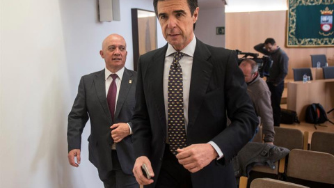 El ministro de Industria, Energía y Turismo, José Manuel Soria (d), tras la firmar hoy un convenio de Turismo con el alcalde del municipio de Tías, Francisco Hernández (i). EFE/JAVIER FUENTES El ministro de Industria, Energía y Turismo, José Manuel Soria (d), tras la firmar hoy un convenio de Turismo con el alcalde del municipio de Tías, Francisco Hernández (i). EFE/JAVIER FUENTES