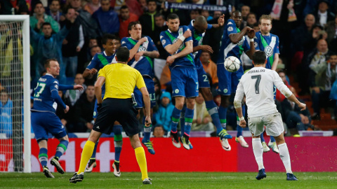 Cristiano ejecuta la falta del tercer gol del Real Madrid. /REUTERS Cristiano ejecuta la falta del tercer gol del Real Madrid. /REUTERS