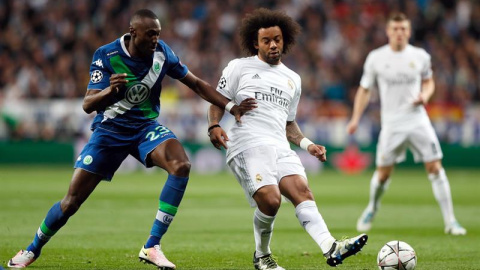 El defensa brasileño del Real Madrid Marcelo Vieira (d) centra el balón junto al francés Josuha Guilavogui, del Wolfsburgo. /EFE El defensa brasileño del Real Madrid Marcelo Vieira (d) centra el balón junto al francés Josuha Guilavogui, del Wolfsburgo. /EFE
