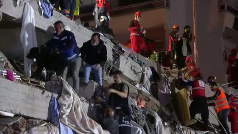 El terremoto en las costas turca y griega del Mar Egeo deja 20 edificios desplomados en Esmirna El terremoto en las costas turca y griega del Mar Egeo deja 20 edificios desplomados en Esmirna
