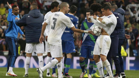 Cristiano Ronaldo (d), se lleva el balón tras marcar tres goles contra el Wolfsburgo. /EFE Cristiano Ronaldo (d), se lleva el balón tras marcar tres goles contra el Wolfsburgo. /EFE