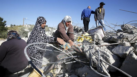 Una familia palestina busca sus pertenencias entre las ruinas de su casa después de que el ejército israelí destruyera su casa en Soureef, cerca de Hebrón. - EFE Una familia palestina busca sus pertenencias entre las ruinas de su casa después de que el ejército israelí destruyera su casa en Soureef, cerca de Hebrón. - EFE
