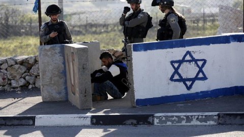Policías israelíes retienen a un joven palestino en un control. - EFE Policías israelíes retienen a un joven palestino en un control. - EFE