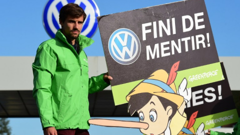 Imagen de una protesta de activistas de Greenpeace por el escándalo de las emisiones contaminantes de la empresa alemana Volkswagen, que trucó sus coches para que fingieran ser menos contaminantes durante las inspecciones de lo que realment Imagen de una protesta de activistas de Greenpeace por el escándalo de las emisiones contaminantes de la empresa alemana Volkswagen, que trucó sus coches para que fingieran ser menos contaminantes durante las inspecciones de lo que realment