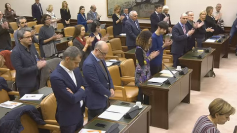 Momento en el que la diputada Sofia Castañón termina de citar el poema de Marcos Ana y los diputados de Ciudadanos continúan de brazos cruzados Momento en el que la diputada Sofia Castañón termina de citar el poema de Marcos Ana y los diputados de Ciudadanos continúan de brazos cruzados