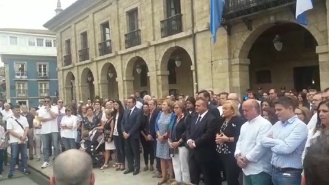 Minuto de silencio en Avilés por accidente de autobús Minuto de silencio en Avilés por accidente de autobús