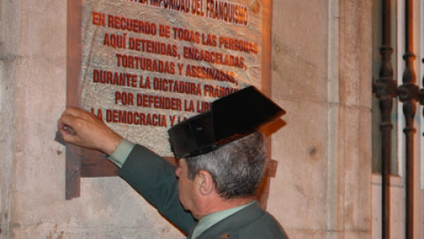 Víctimas del franquismo colocan una placa en la Casa de Correos de Madrid Víctimas del franquismo colocan una placa en la Casa de Correos de Madrid