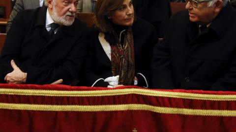 El exministro Jaime Mayor Oreja conversa con el empresario Juan Cotino durante la misa funeral por la exalcaldesa de Valencia Rita Barberá en la catedral de Valencia. EFE/Kai Försterling
