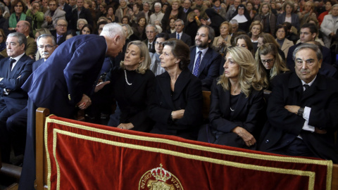 El exministro de Exteriores Jose Manuel García Margallo da el pésame a la familia durante la misa funeral por la exalcaldesa de Valencia Rita Barberá, en la catedral de Valencia. EFE/Kai Försterling